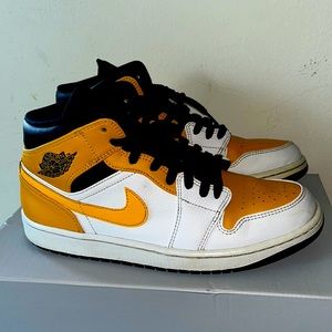 Jordan 1s Size 9 University Gold